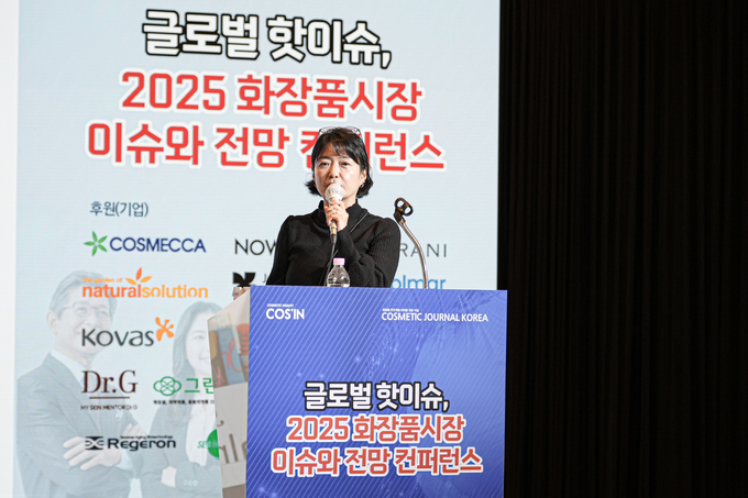 노석지 인핸스비(주) 대표이사는 '2025 글로벌 뷰티시장 트렌드와 성공적인 K뷰티 상품기획 개발 전략 7' 발표를 통해 "현재 뷰티 브랜드 경쟁이 심화하면서 세계 시장은 그야말로 빅뱅 상태다"며, "소비자의 선택을 받지 못한 기업과 성과를 내는 기업 간의 격차가 뚜렷해지고 있는 만큼 K-뷰티에 대한 세계적 관심이 고조된 이 시기를 놓쳐선 안 된다"고 강조했다.