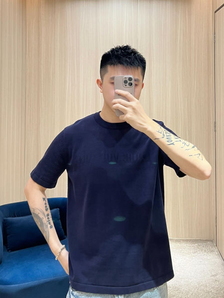 루이비통 홀로우아웃 자카드 로고 니트 반팔티