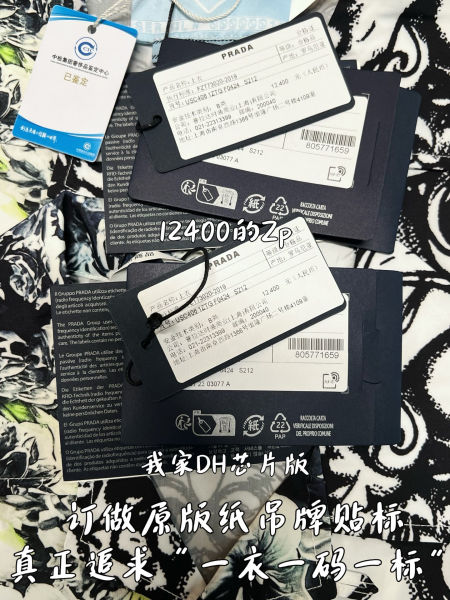 프라다 그래픽 프린트 반팔티