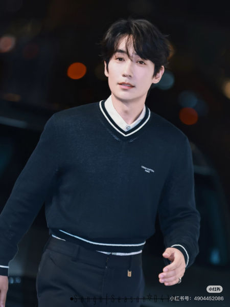루이비통 레터 자수 컬러 블록 케이블 니트 브이넥 스웨터