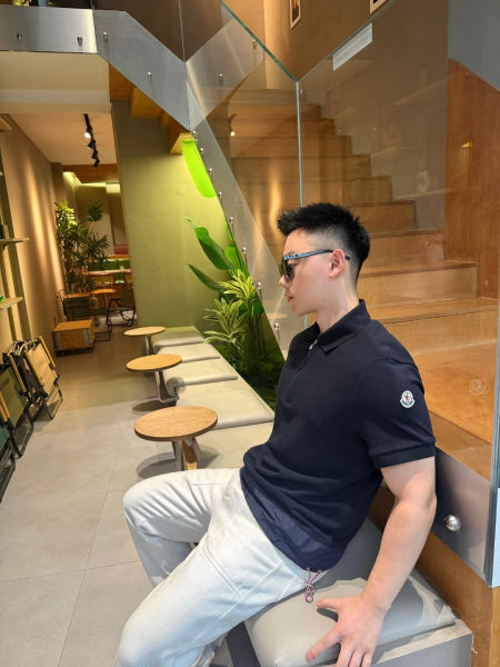 몽클레어 로고 패치 하프집 반팔 폴로 셔츠