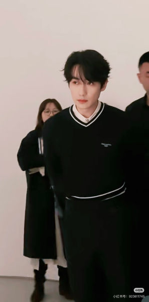 루이비통 레터 자수 컬러 블록 케이블 니트 브이넥 스웨터