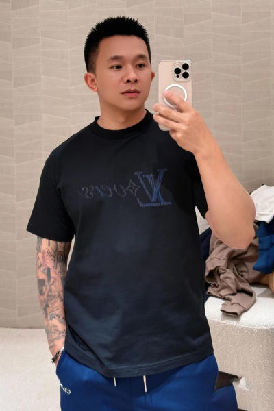 루이비통 그라데이션 프린트 반팔티