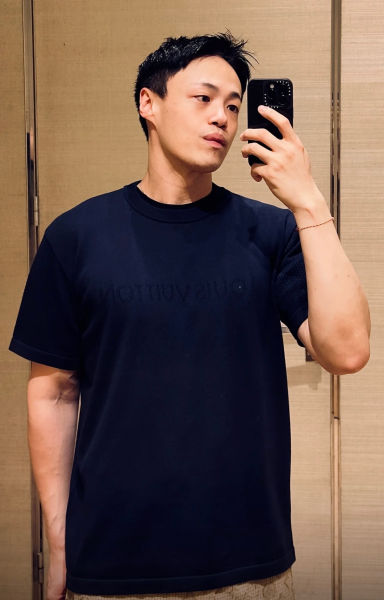 루이비통 홀로우아웃 자카드 로고 니트 반팔티