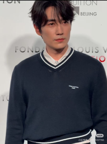 루이비통 레터 자수 컬러 블록 케이블 니트 브이넥 스웨터
