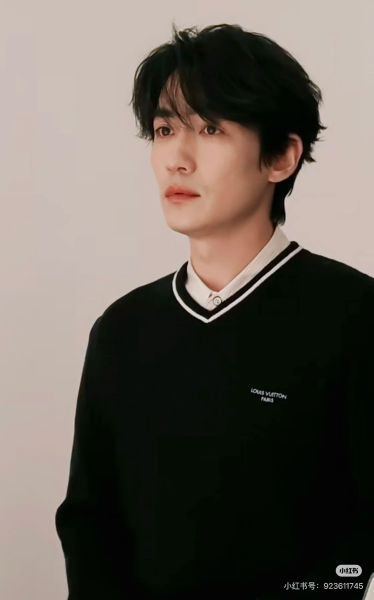루이비통 레터 자수 컬러 블록 케이블 니트 브이넥 스웨터