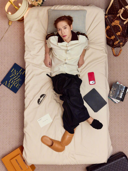 루이비통 로고 리본 반팔 셔츠