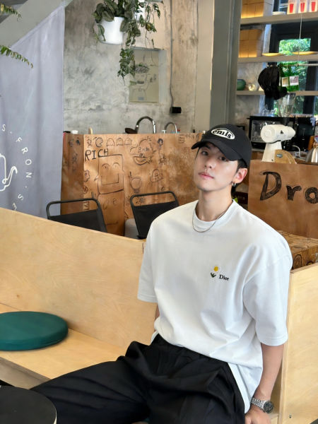 디올 자수 크루넥 티셔츠