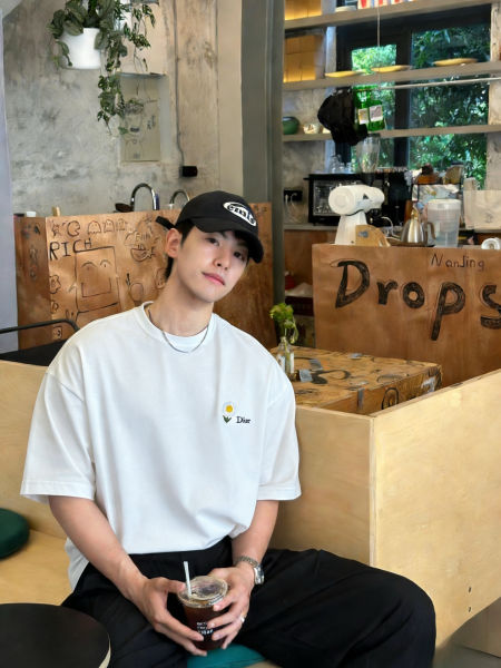 디올 자수 크루넥 티셔츠