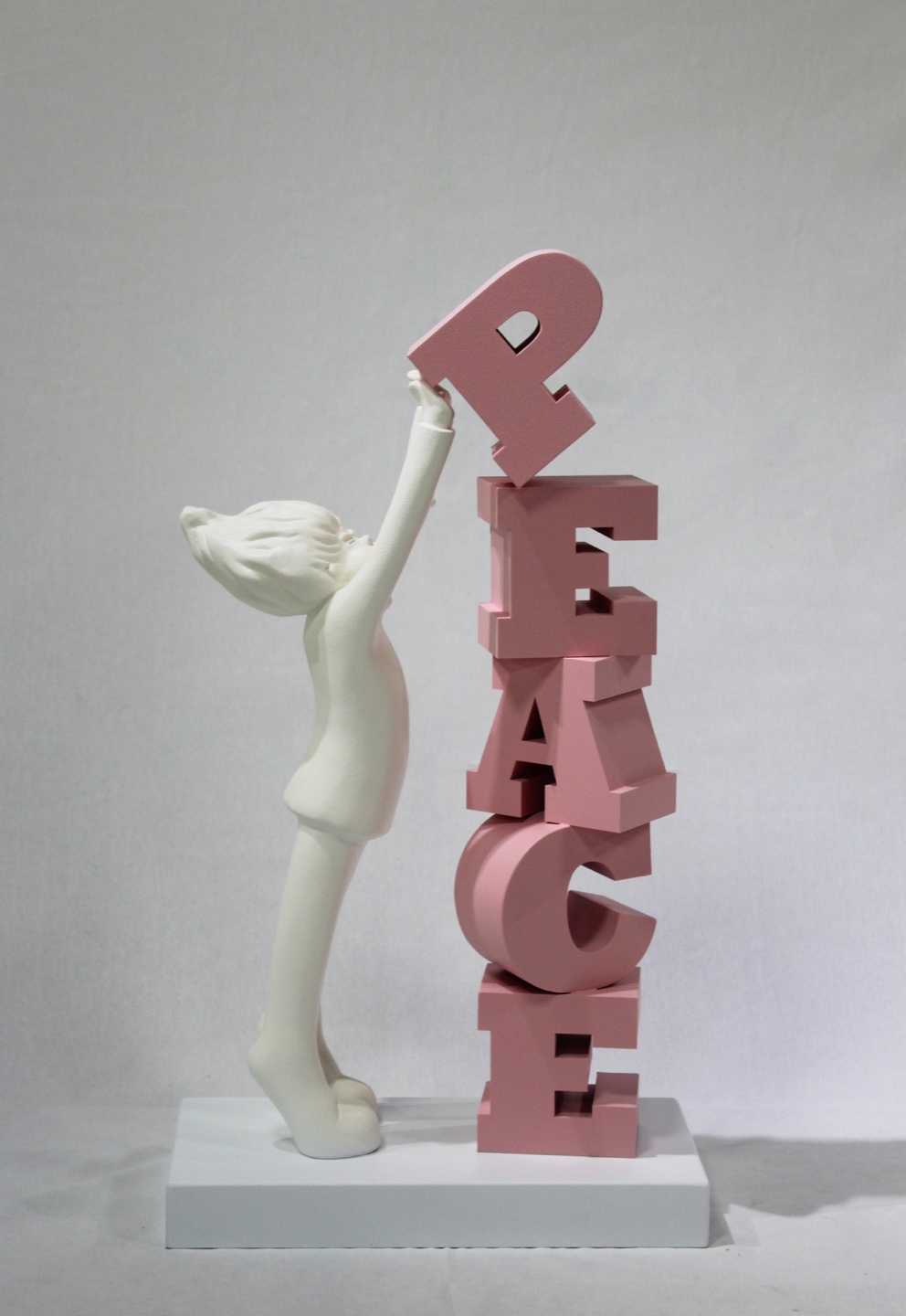 안완기_Building PEACE_180x80x350(mm)_Resin_2025.jpg