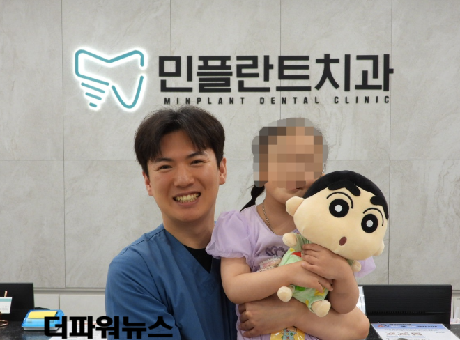 진료가 끝나고 웃어보이는 민홍기원장과 아동. (사진=김지윤 기자)