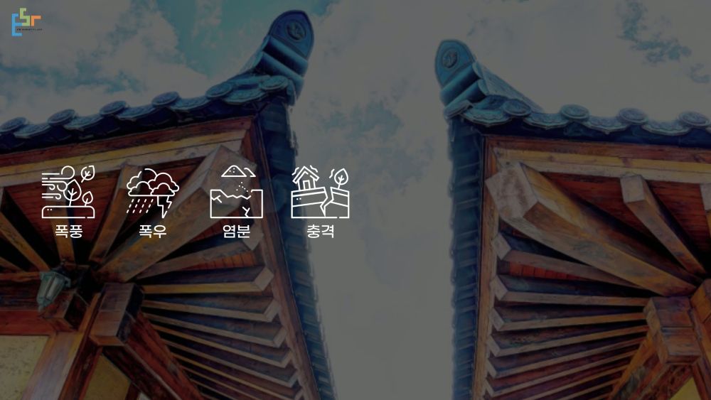 플라스틱 기와의 맞물림 구조와 경량성 등 기술적 특징을 장면으로 표현한 시각화 이미지