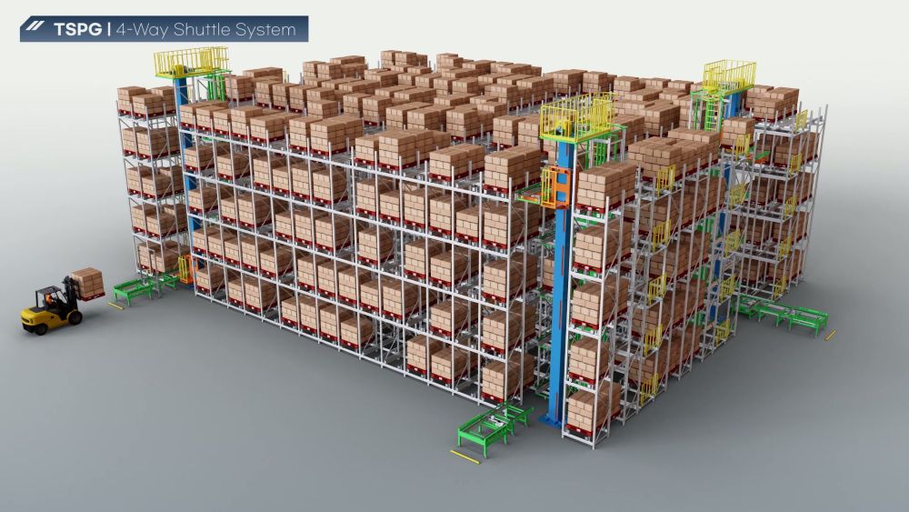 대형 물류센터의 층별 셔틀 이동과 팔레트 흐름을 한 화면에서 전체적으로 보여주는 3D 카메라 연출 장면