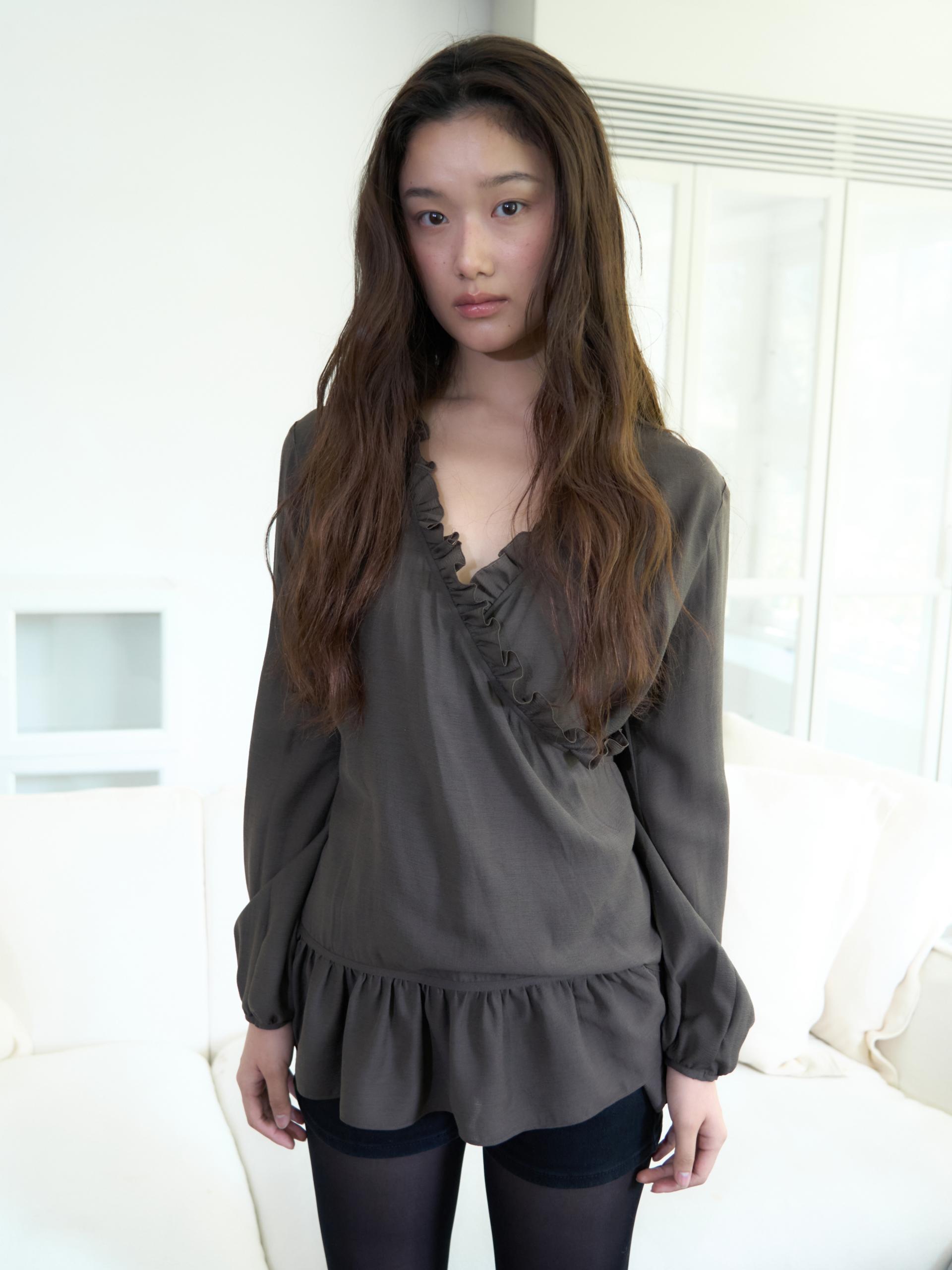 V-NECK RUFFLE WRAP BLOUSE_BROWN