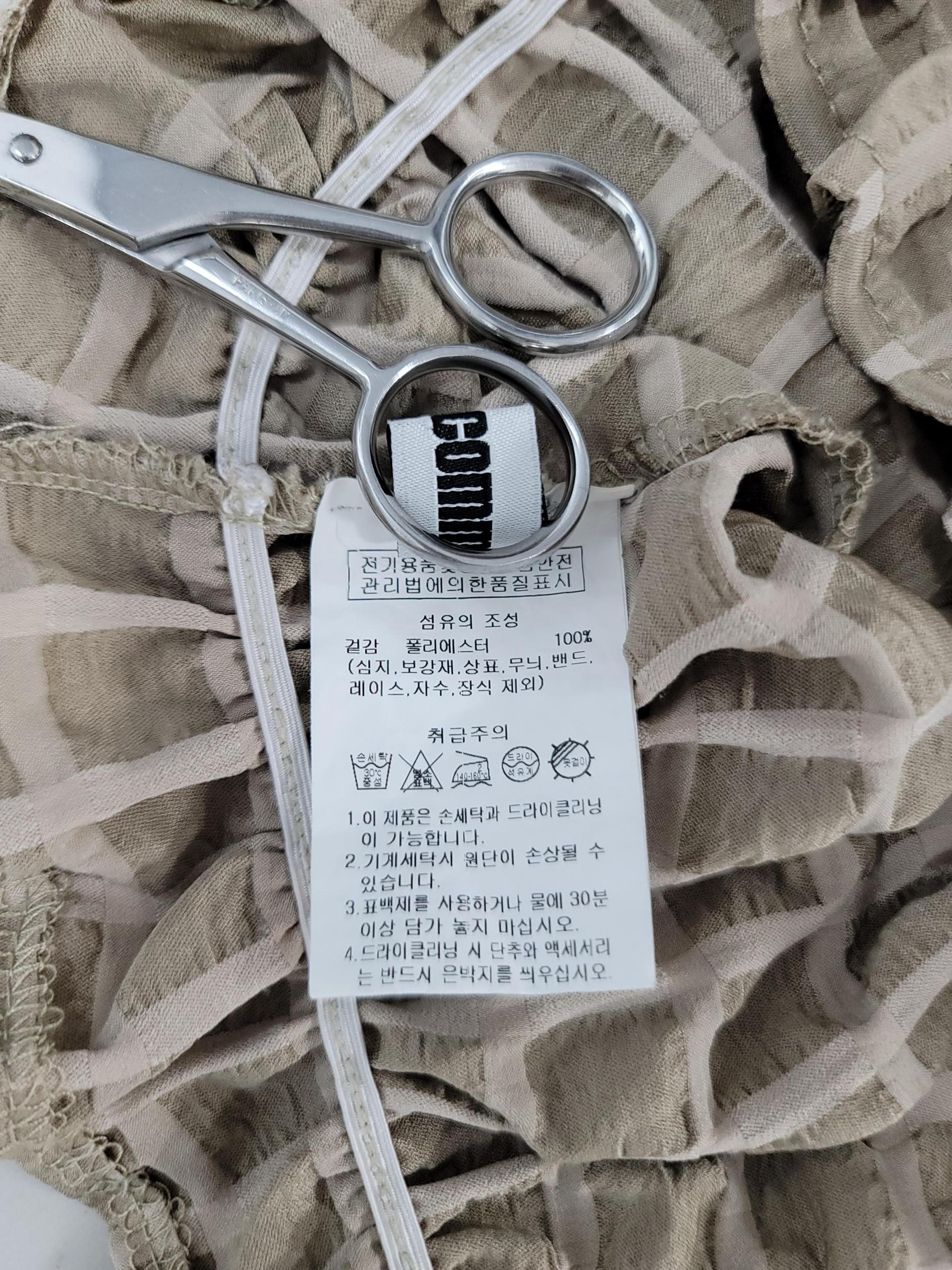 체크무늬 퍼프소매 블라우스 베이지