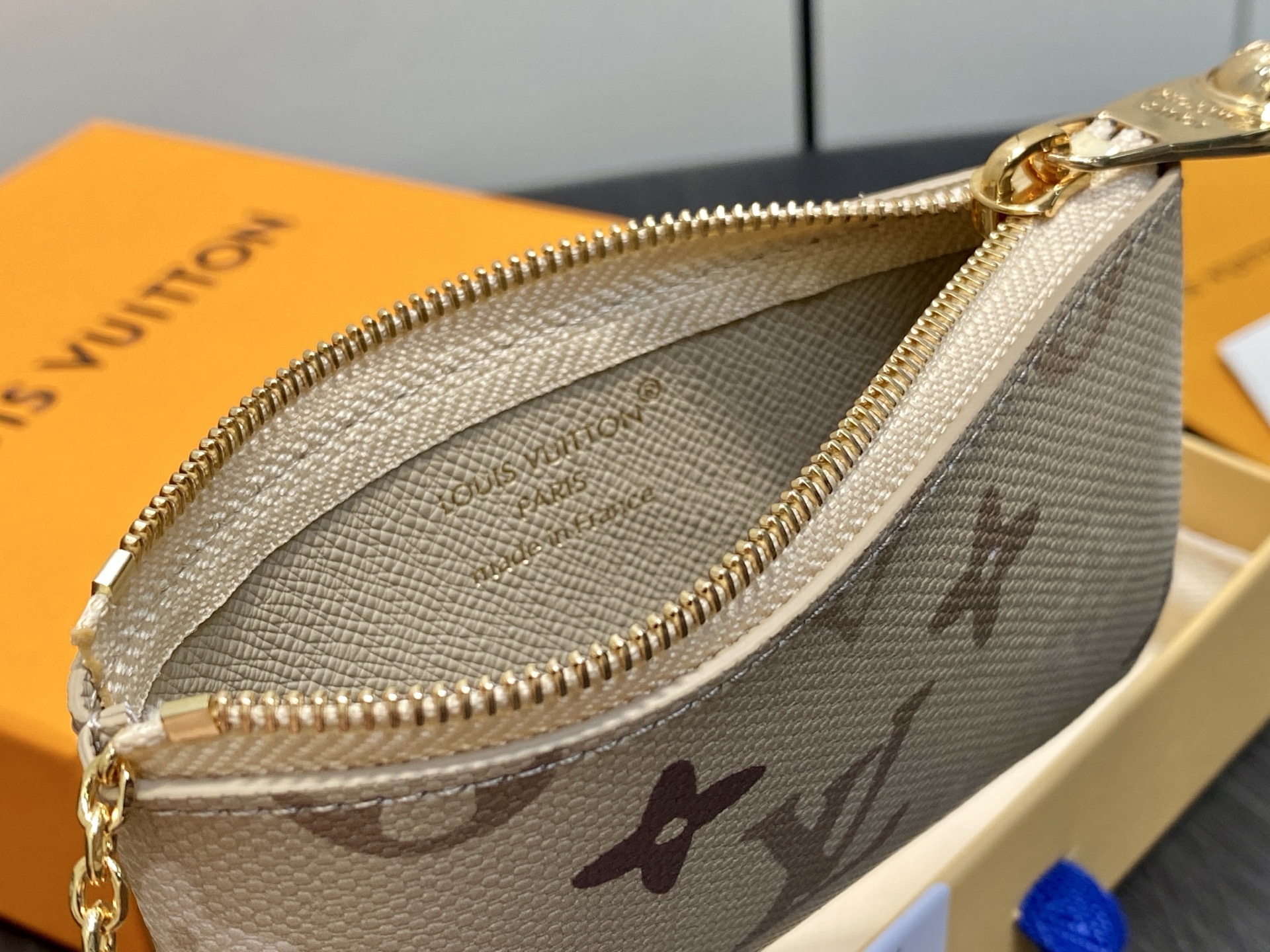 [Louis Vuitton] LV 루이비통 모노그램 서플러스 포쉐트 클레 (에이프리콧 그레이) 지갑