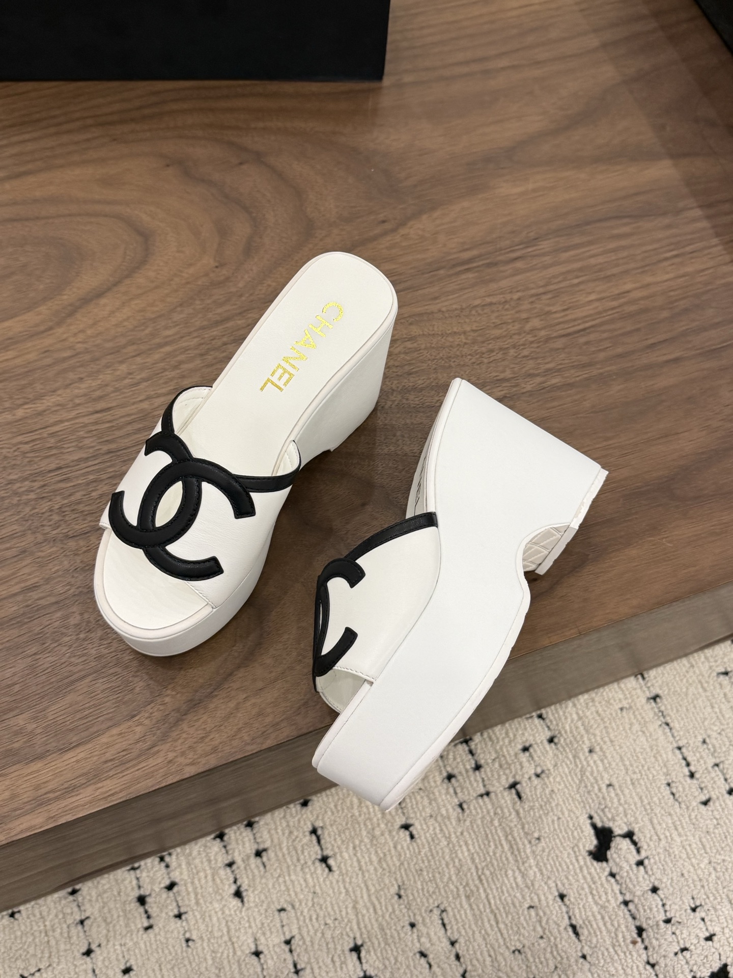 샤넬(CHANEL) 로고 플랫폼 웨지 슬리퍼 신발