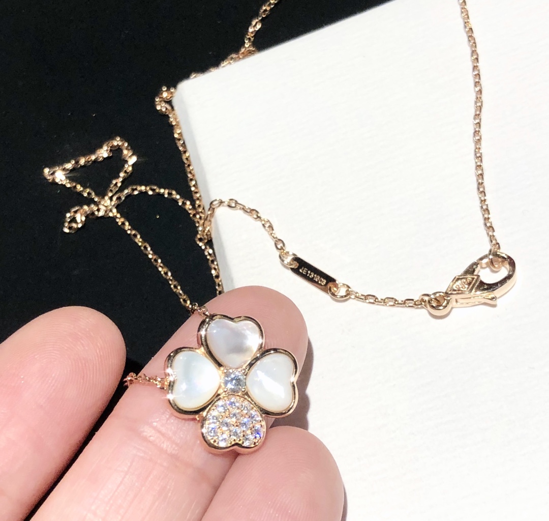반클리프 아펠(Van Cleef & Arpels VCA) 화이트 자개 클로버 목걸이 악세사리