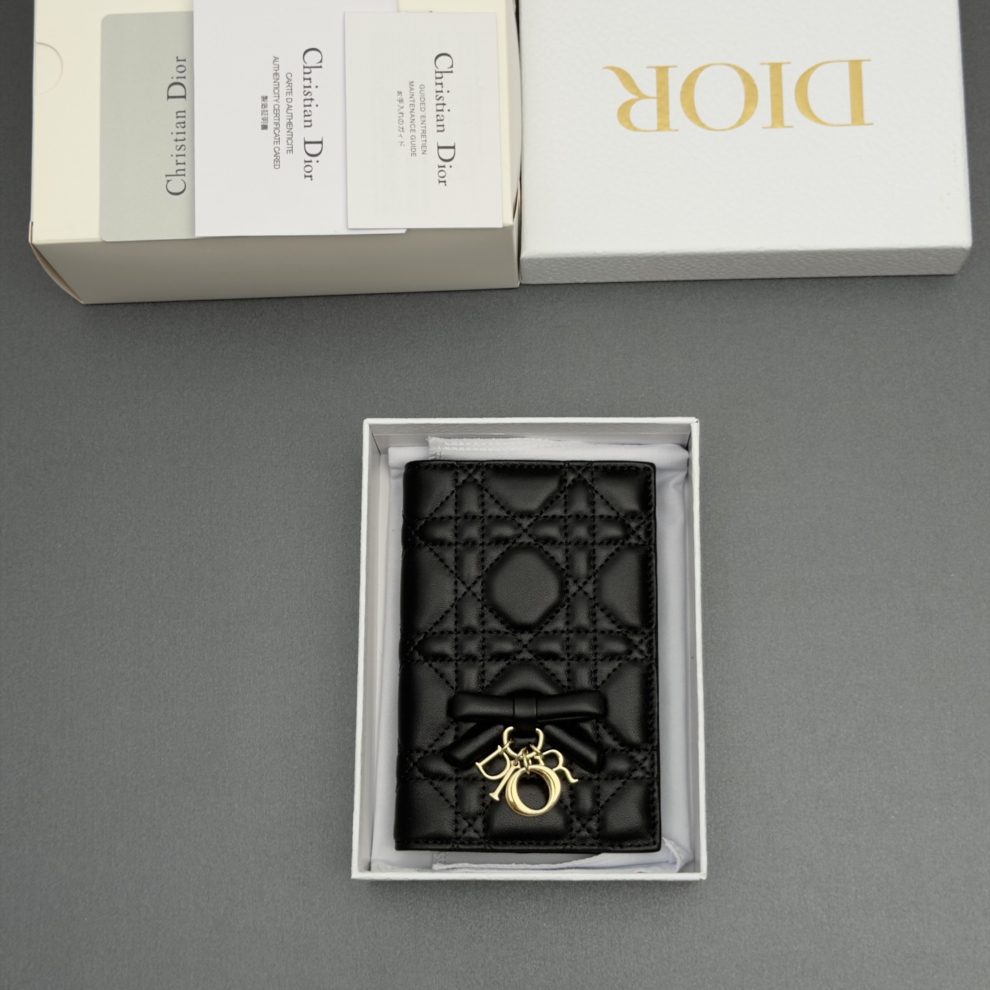 [Dior] 디올 Lady 레이디 까나쥬 램스킨 패스포트 홀더 지갑 / S2626 복제
