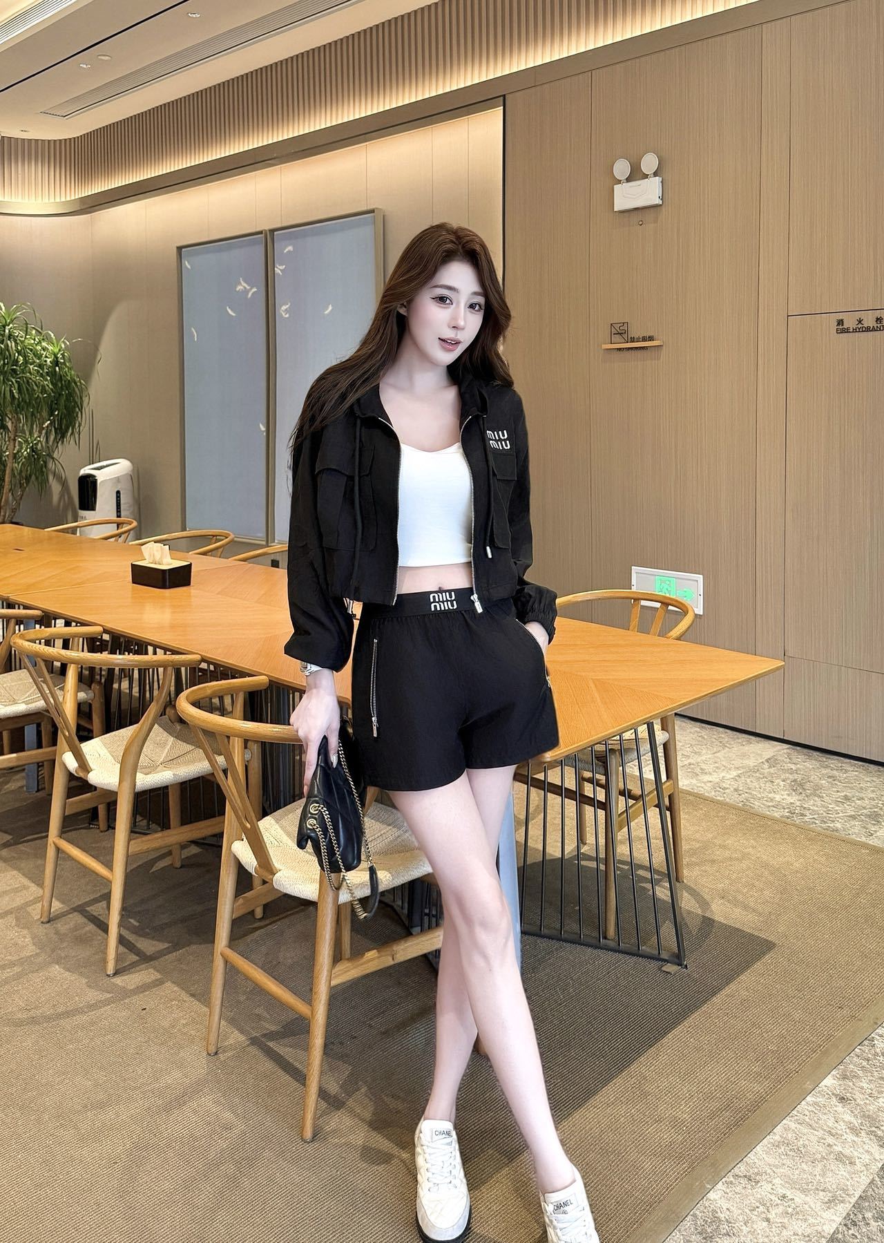 miumiu 미우미우 26SS 하이엔드 텍스처 바람막이 선케어 자켓 재킷 + 반바지 세트업 의류