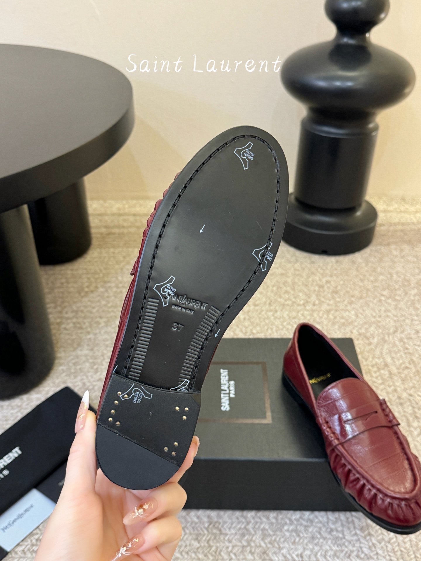 생로랑(SAINT LAURENT) 카프 레더 페니 로퍼 신발