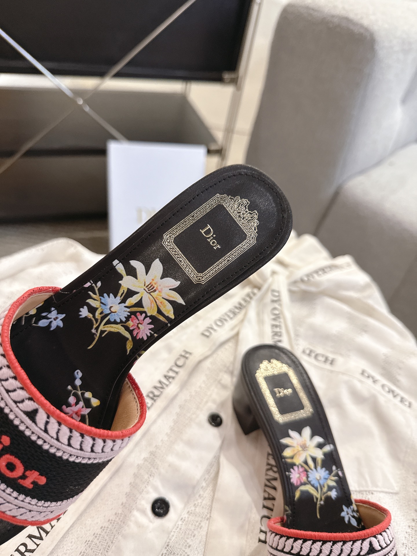 디올(DIOR) 플라워 자수 로고 슬라이드 슬리퍼