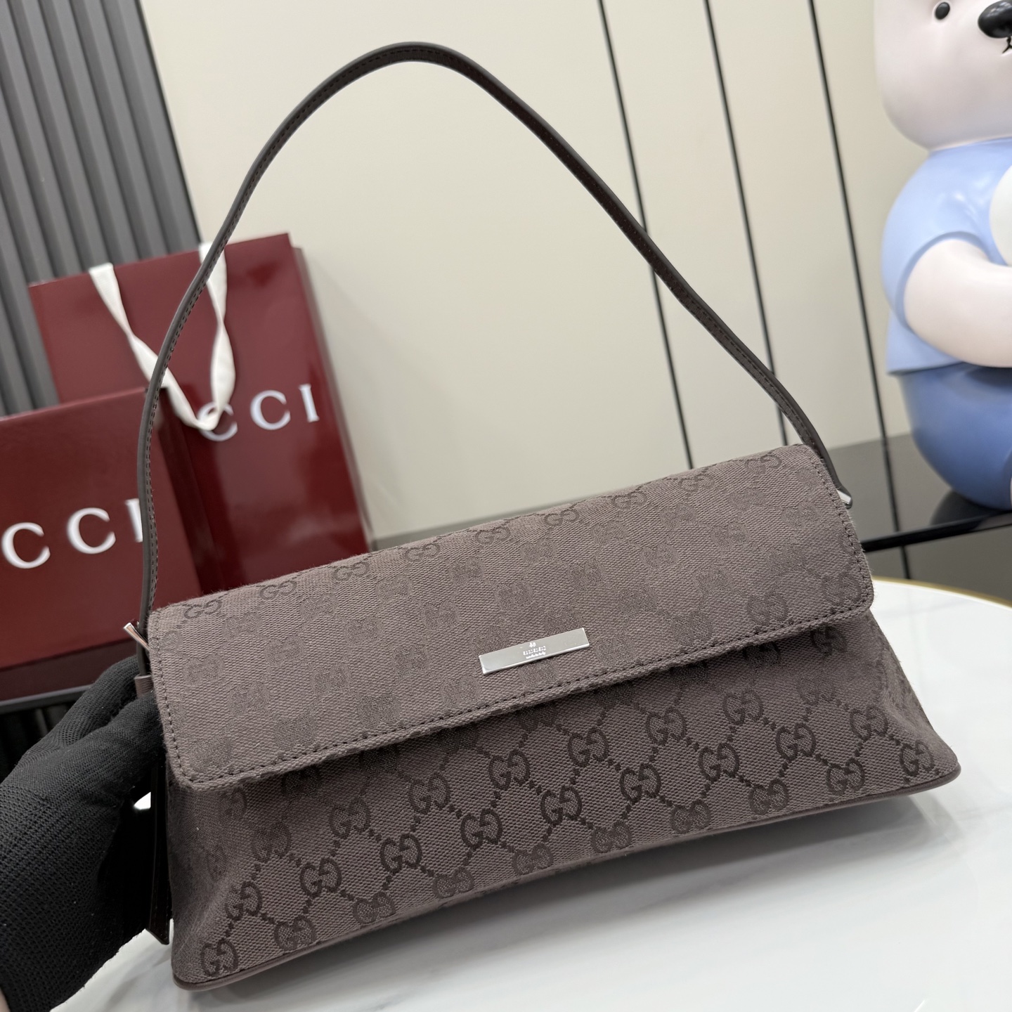 [Gucci] 구찌 (Generation) GG 캔버스 플랩 숄더백 (다크 브라운) 가방