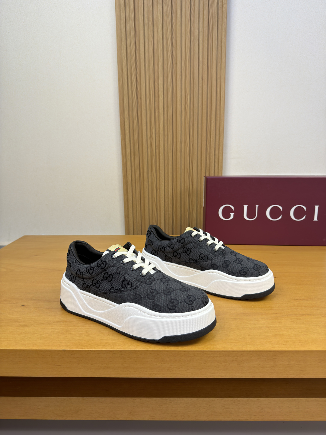 GUCCI 구찌 나파 소가죽 & 로고 패브릭 스니커즈 신발