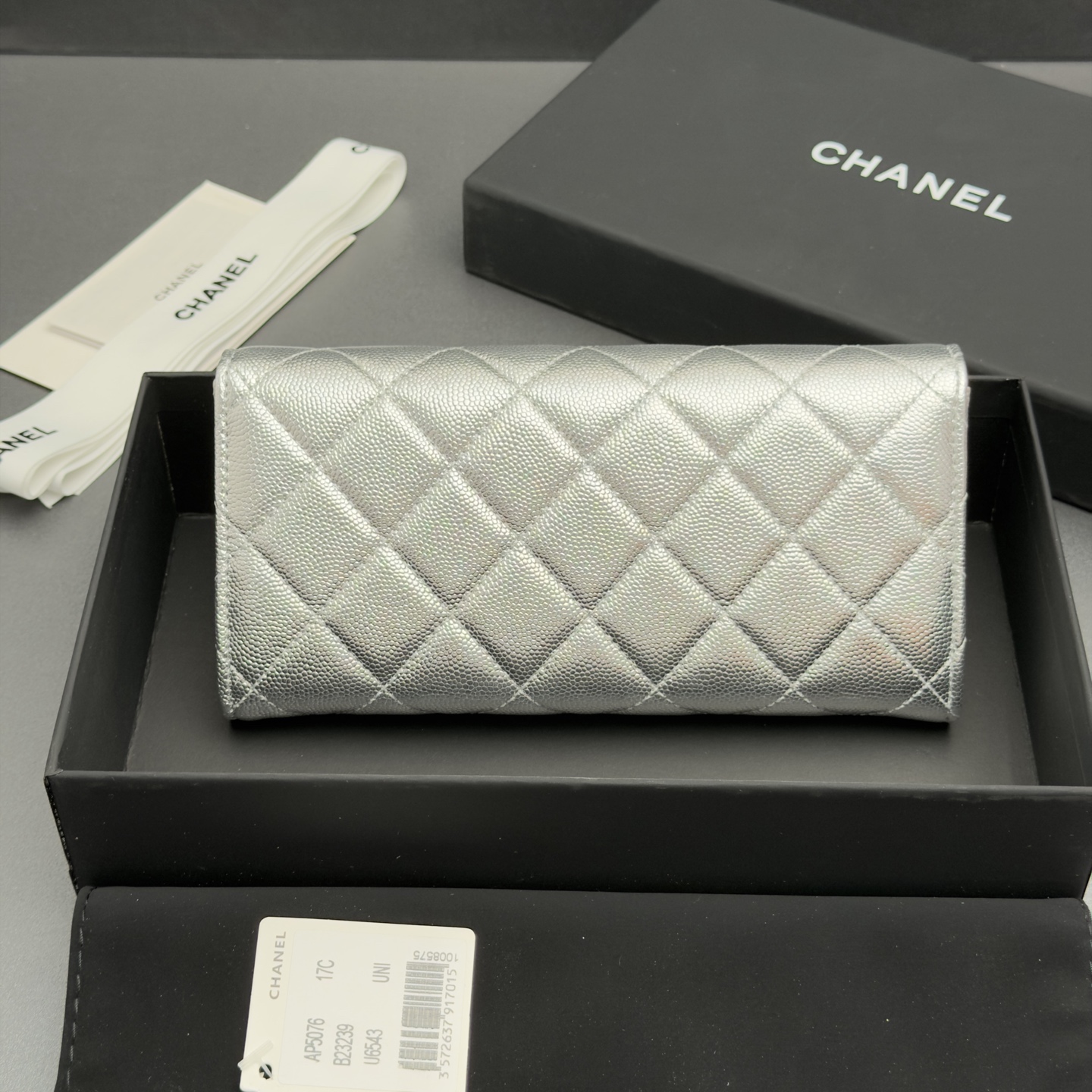 [Chanel] 샤넬 26SS 캐비어 멀티 젬스톤 플랩 장지갑