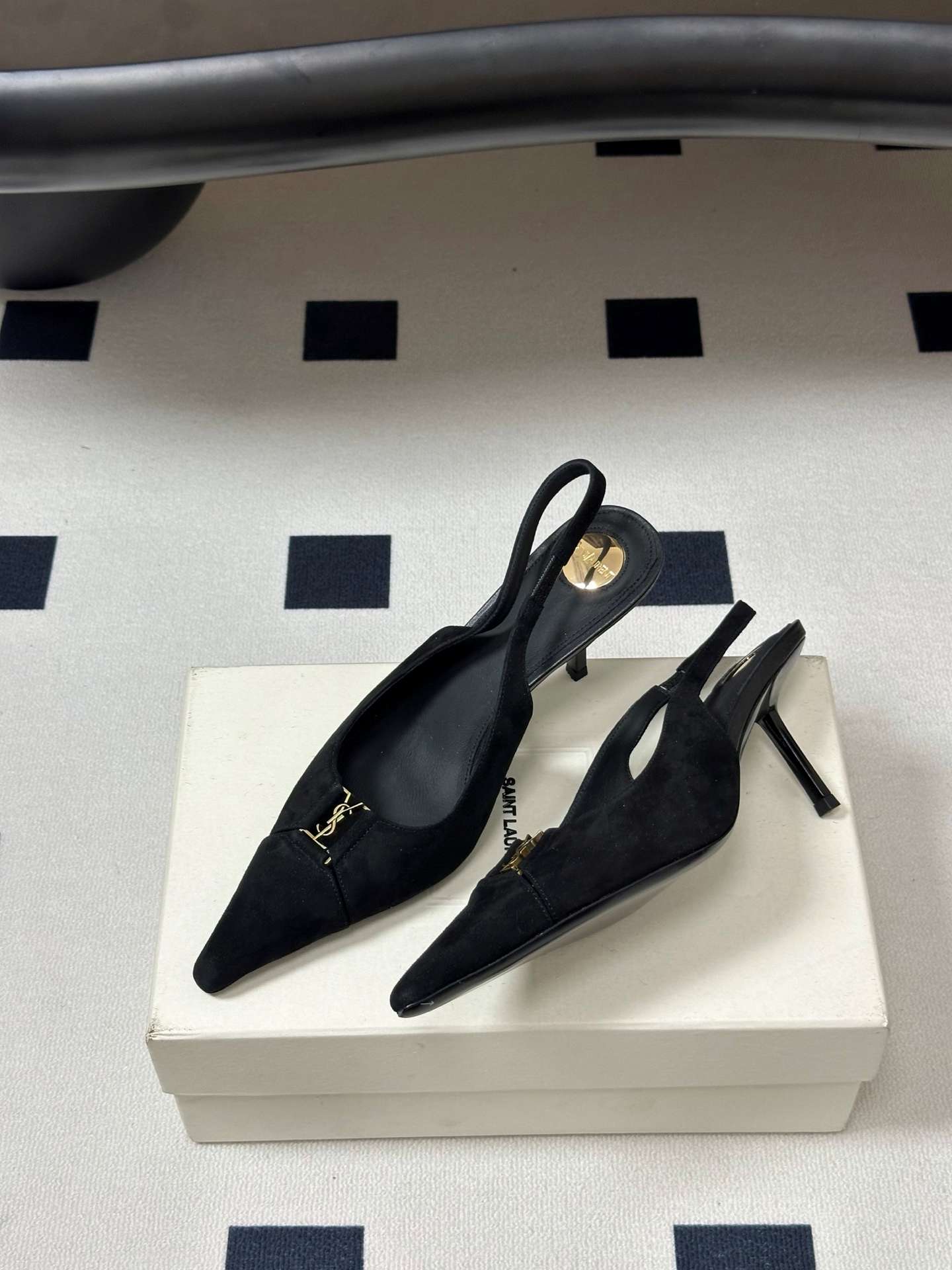생로랑(SAINT LAURENT) YSL 메탈 로고 캡토 슬링백 펌프스 신발