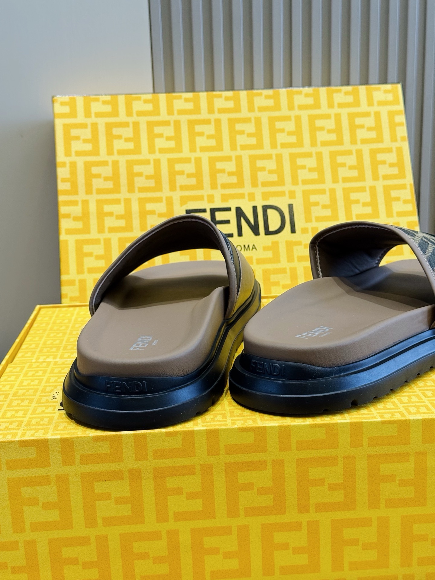 [Fendi] 펜디 맨즈 컬러블록 FF 로고 러버 슬라이드 슬리퍼 신발