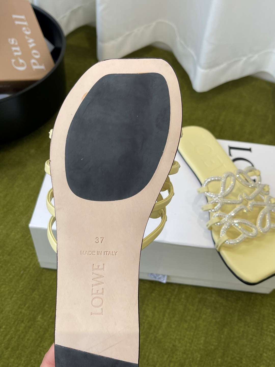 로에베(LOEWE) 라인스톤 스퀘어토 플랫 슬리퍼 신발