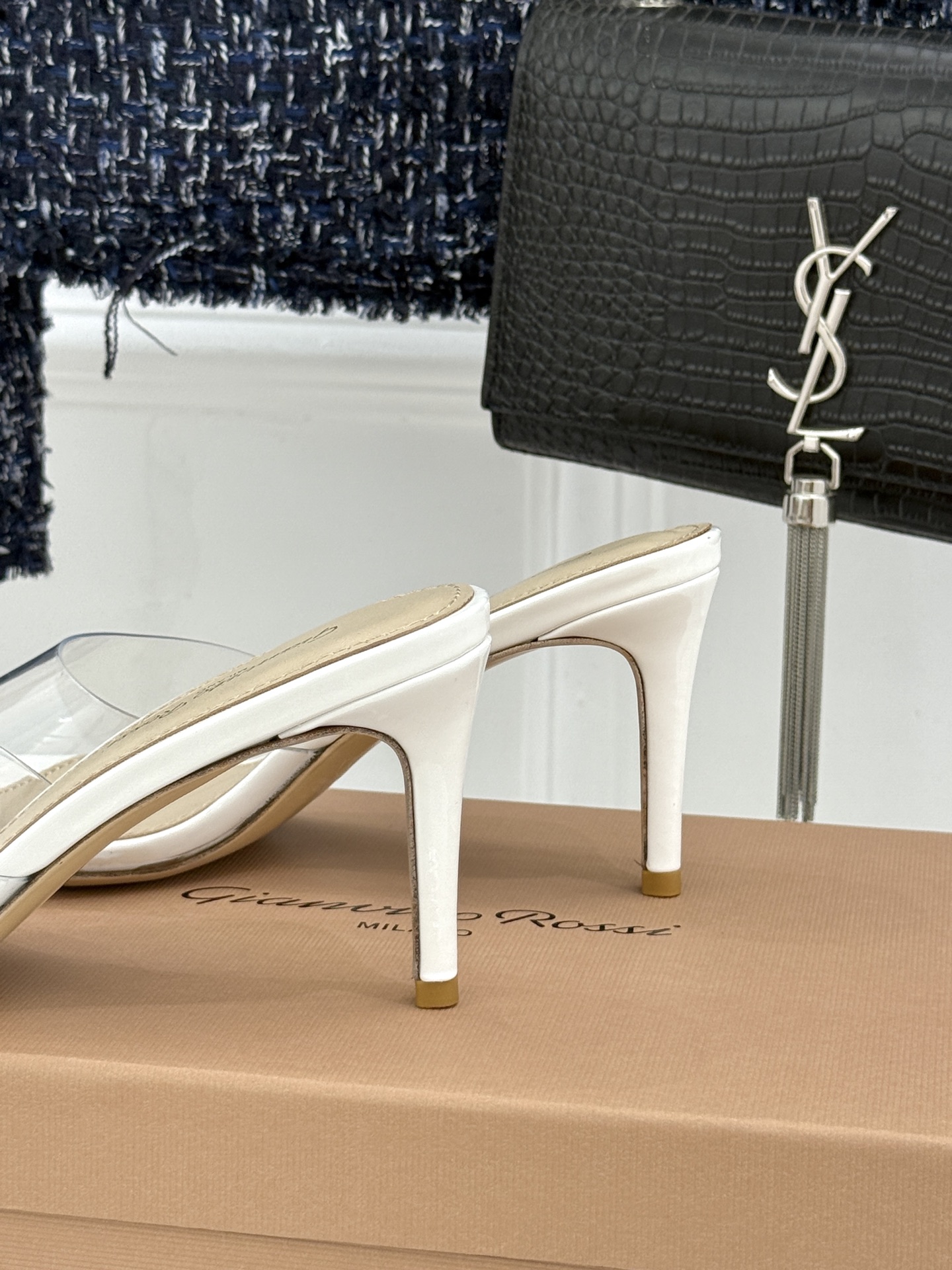 지안비토 로시(Gianvito Rossi) 포인티드 토 힐 슬리퍼 신발