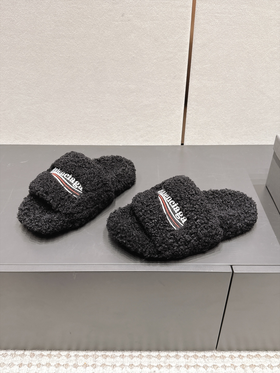 발렌시아가(BALENCIAGA) 퍼 플랫폼 슬리퍼 신발