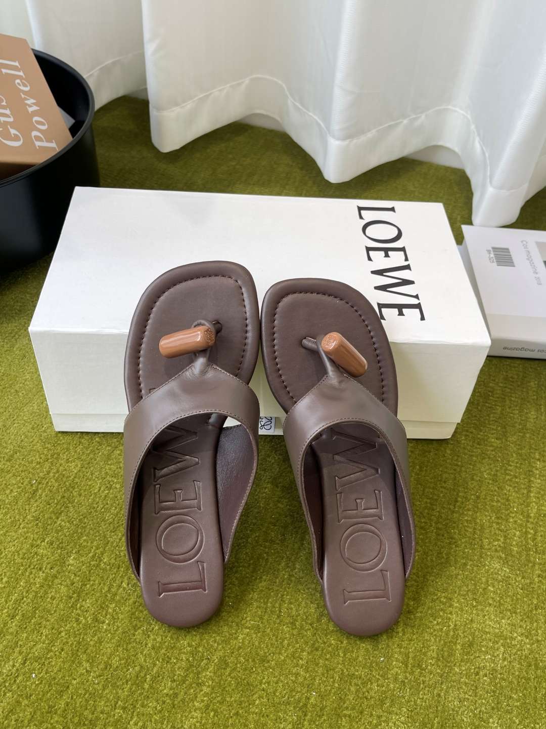로에베(LOEWE) 토글 장식 토포스트 쪼리 스리퍼 신발