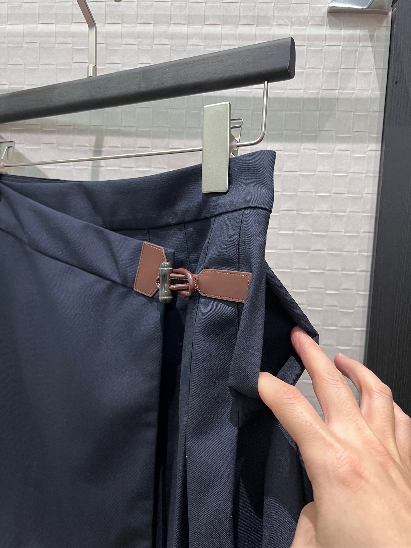 [Loewe] 로에베 26SS 비대칭 레더 버클 플리츠 스커트 치마 의류