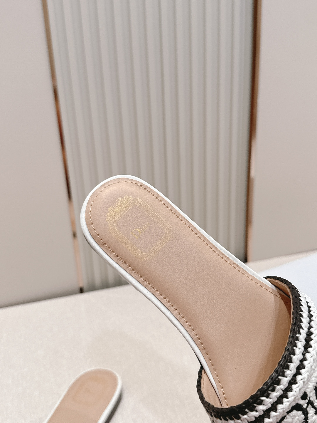 디올(DIOR) 라피아 위빙 슬라이드 샌들 신발