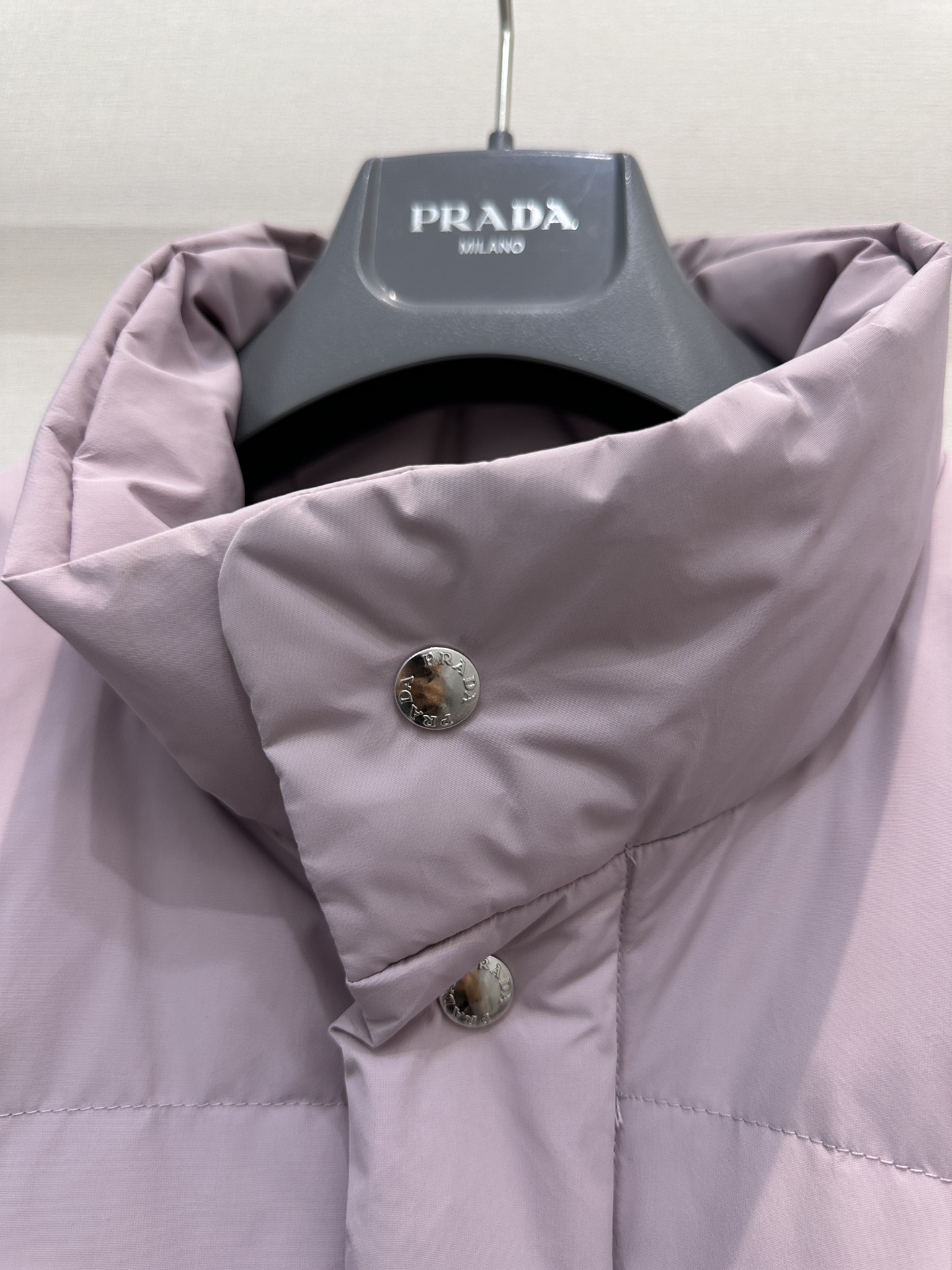 프라다(PRADA) 리나일론 탈부착 후드 구스 다운 패딩 재킷 상의 의류