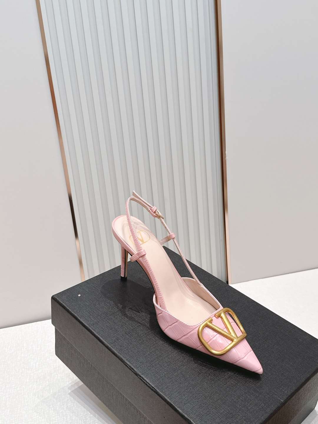 발렌티노(VALENTINO) 시그니처 슬링백 하이힐 신발