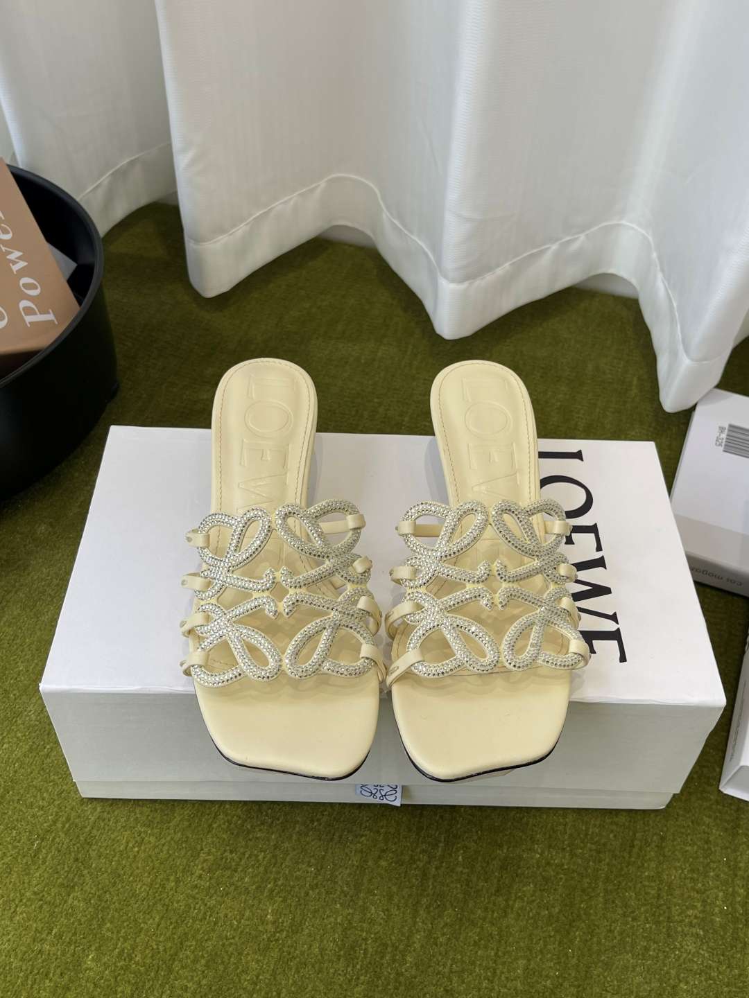 로에베(LOEWE) 아나그램 라인스톤 미들 힐 신발