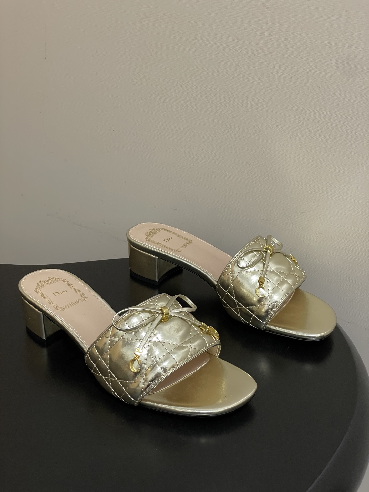 디올(DIOR) 퀼팅 리본 미들굽 슬리퍼 신발