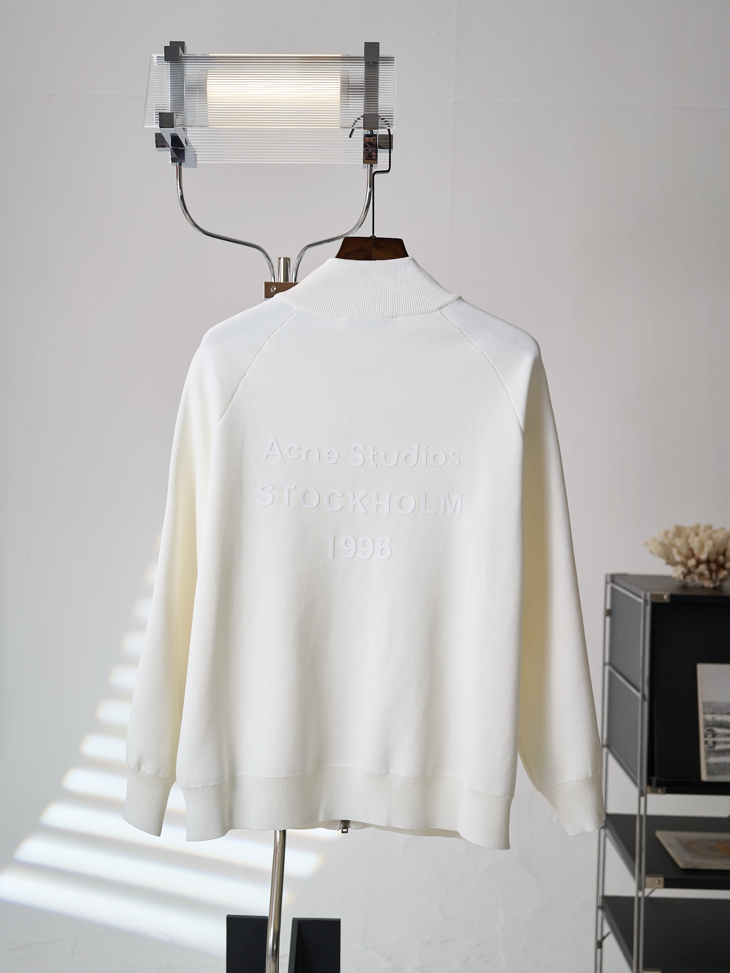 아크네(Acne studios) 실리콘 엠보 레더 집업 니트 가디건 의류