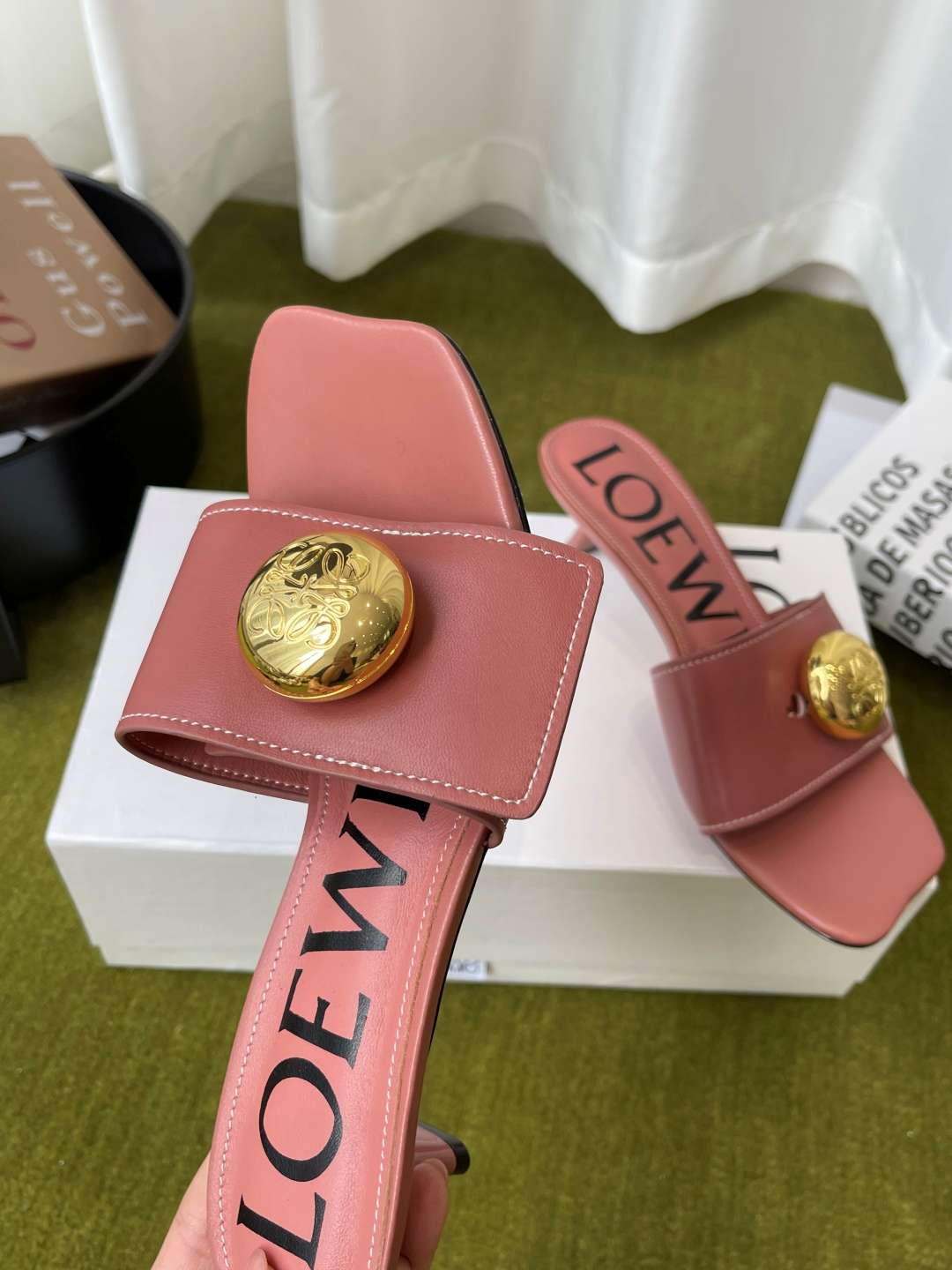 로에베(LOEWE) 메달 스퀘어토 키튼힐 뮬 샌들 신발