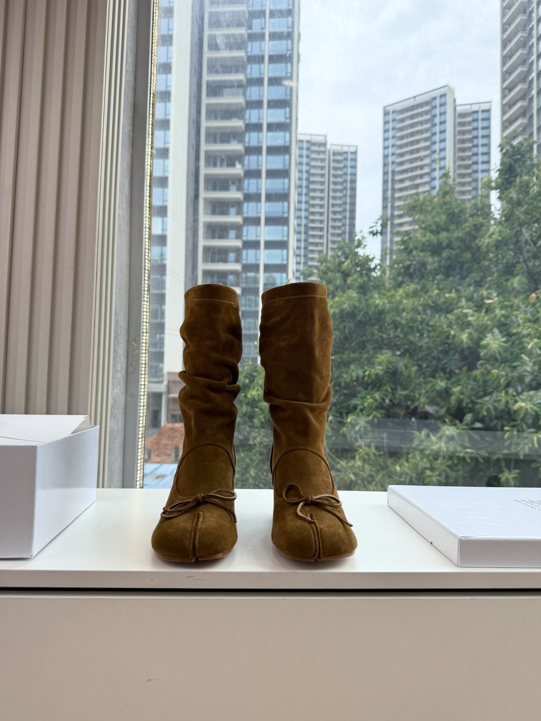 메종 마르지엘라(Maison Margiela) 타비 스웨이드 미들 부츠 신발