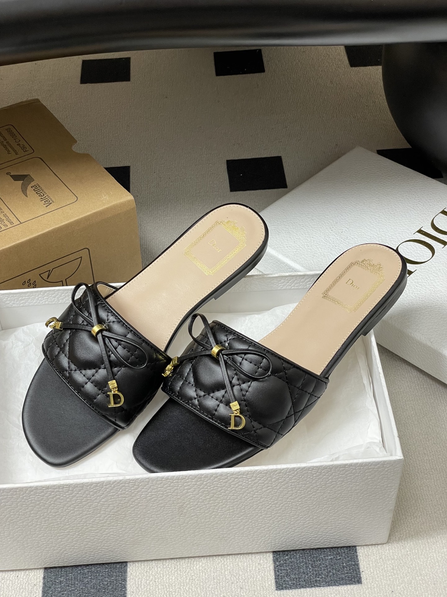 디올(DIOR) 퀼팅 리본 슬리퍼 신발