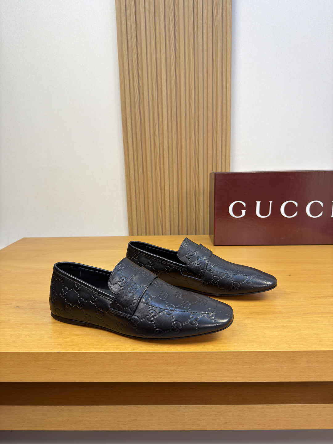 GUCCI 구찌 나파 소가죽 엠보 로퍼 구두 신발