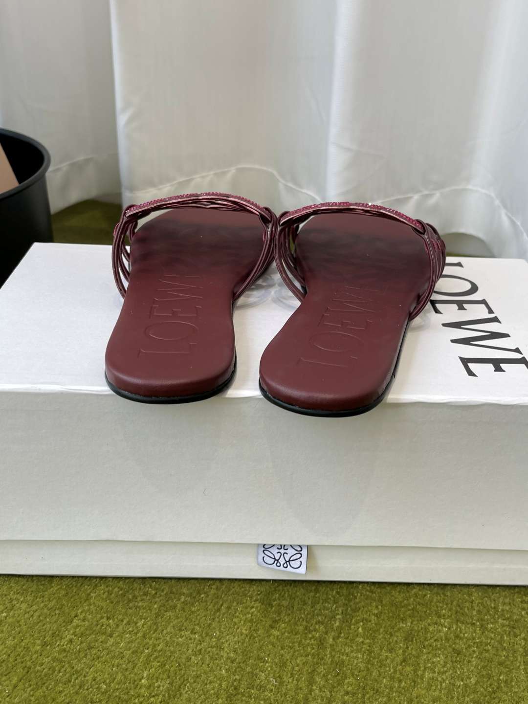 로에베(LOEWE) 라인스톤 스퀘어토 플랫 슬리퍼 신발