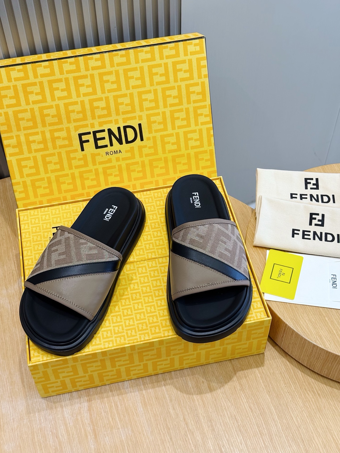 [Fendi] 펜디 맨즈 컬러블록 FF 로고 러버 슬라이드 슬리퍼 신발