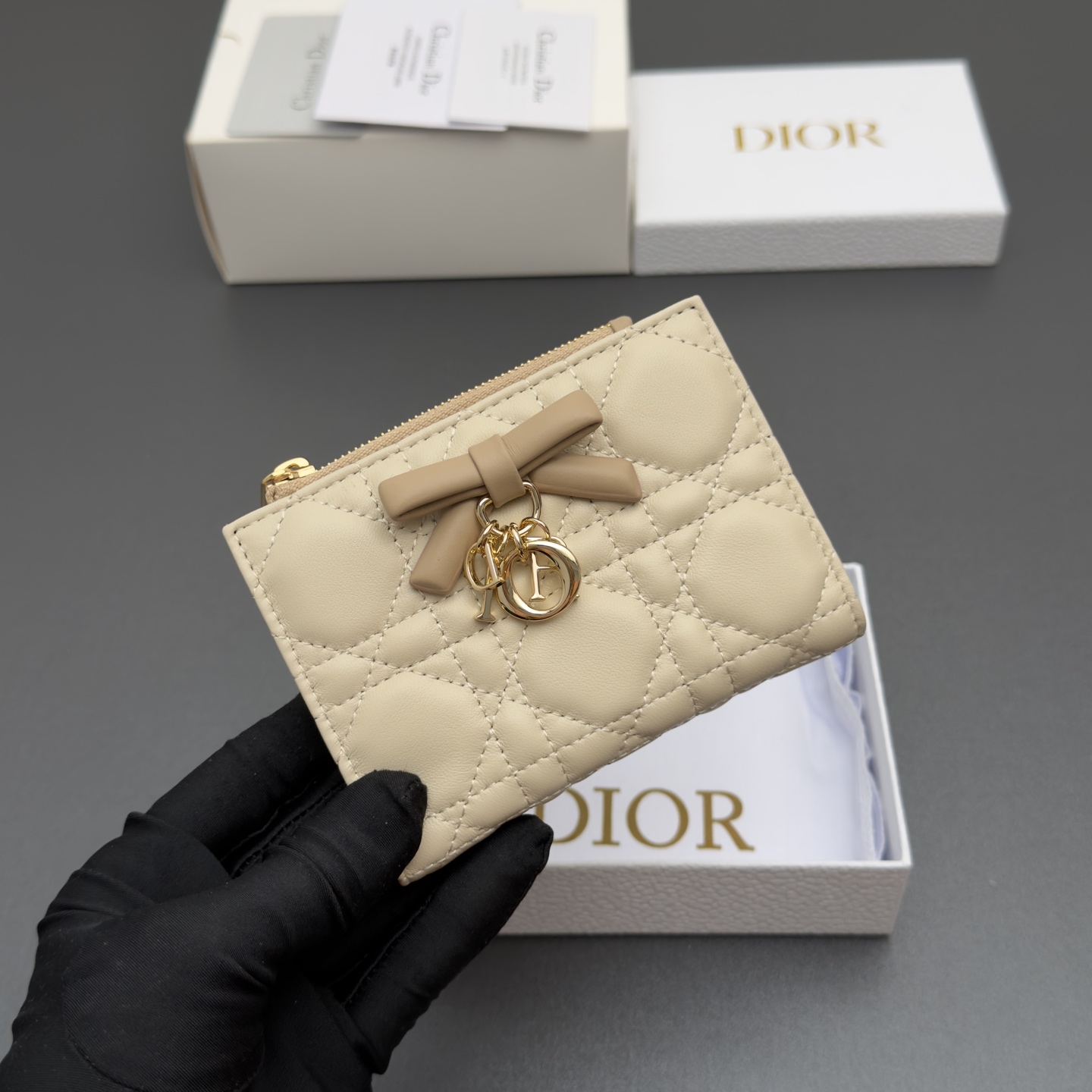 [Dior] 디올 Lady Dahlia 레이디 달리아 울트라 까나쥬 램스킨 미니 지갑 / S2605