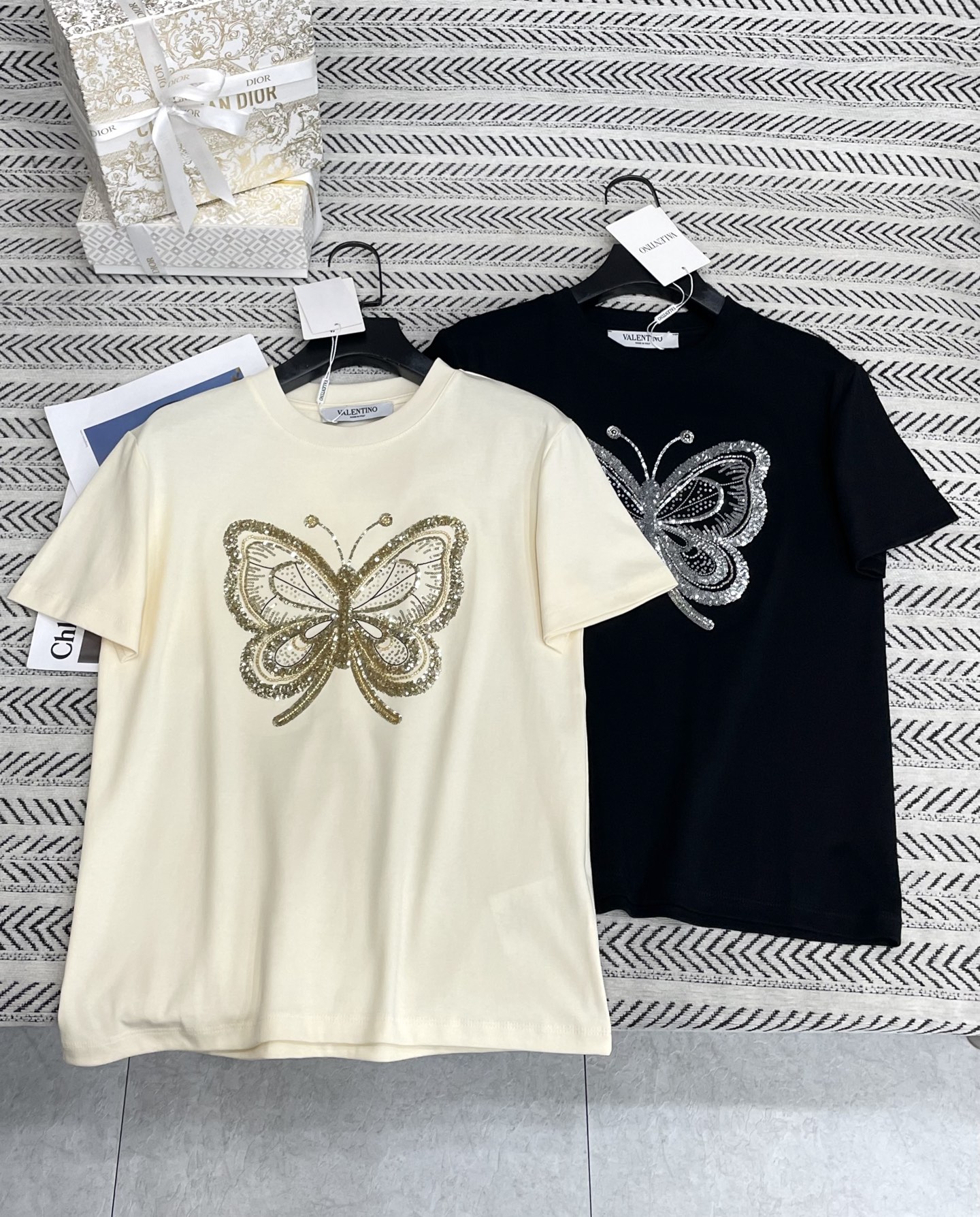 [Valentino] 발렌티노 26SS 시퀸 비드 나비 로고 반팔 티셔츠 의류